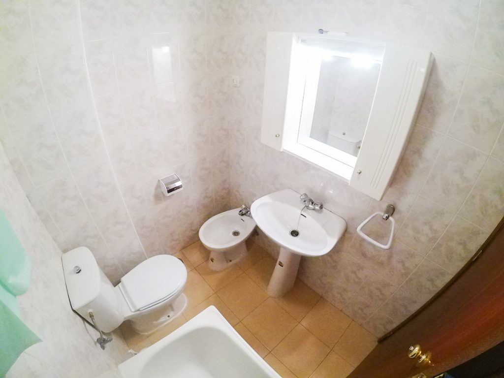 baño apartamentos universitarios cáceres